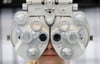 Trägt man eine Brille oder Kontaktlinsen, sollte einmal im Jahr die Sehleistung und Augengesundheit überprüft werden.