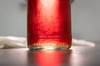 Nach Abwischen der Flasche mit trockenem Küchenpapier zeigt sich: Das Getränk ist bereits so kalt, dass das Glas beschlägt.