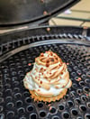 Der kleine Tortenboden sorgt beim Grillen des mit Eischnee ummanteltem Eis für Stand. 