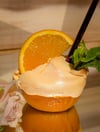 Das Aperol-Eis in der Orangenschale mit flambiertem Baiser sorgt noch für einen zusätzlichen Wow-Effekt. 