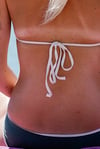 „Tanlines“ sind ein Trend, bei dem sich die blassen Stellen der Haut deutlich von einem gebräunten Körper abzeichnen. Gesund ist das aber nicht.