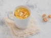 Rezept für Tassenkuchen mit weißer Schokolade und Karamell