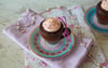 Der Schoko-Tassenkuchen von Food-Bloggerin Angelina Antal enthält einen Schuss Rotwein und ein Frischkäse-Topping.
