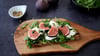 Bauernbrot mit Rucola, Burrata und Feigen