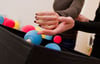 Damit sich Einschränkungen nach einem Schlaganfall bessern, kommt unter anderem Ergotherapie zum Einsatz. 