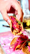 Pollo Pibil Tacos nennt Andres Besson die Hühnchen-Tacos in seiner Taqueria „Los Carnales“. 