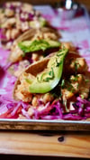 Es muss nicht immer gezupftes Fleisch sein: Auch kleine gebratene Fisch-Flöckchen mit Avocado machen den Taco lecker.