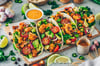 Schön bunt: Mit gebratenen Blumenkohlröschen und Tahini-Sauce schlägt Food-Bloggerin Bianca Zapatka eine vegane Taco-Variante vor. 