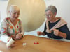 Die Lerntherapeutinnen Bettina Mielke (links) und Dorothe Romer spielen ein Spiel, das die Konzentration fördern soll. 