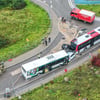 Bus-Sandwich: Zwei Autos werden aufeinandergeschoben - drei Verletzte