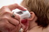 Alternative zur Messung im Po: Bei Kindern ab einem Jahr messen Infrarot-Trommelfellthermometer im Ohr ausreichend genau. Bei kleineren Kindern ist der Gehörgang dafür noch zu eng. 
