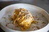Hier ist der Trüffel der Star und braucht nicht viel Beiwerk: Über die Tagliatelle wird der Trüffel hauchdünn geraspelt.