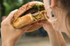 Burger statt Obst: 84 Prozent der Befragten sind der Ansicht, dass gesunde Lebensmittel an öffentlichen Plätzen schwerer zu finden sind als ungesunde Produkte.