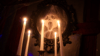 Ein <strong>Geisterspiegel</strong> mit barockem Rahmen ist ein eindrucksvolles Highlight. Die Kerzen (<strong>Halloween Party Deko</strong>) verstärken den gruseligen Effekt durch das flackernde Licht