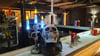Die richtige Beleuchtung ist entscheidend: Blaue LED-Kerzen und <strong>Spinnennetz Deko</strong> an der Decke verwandeln die Bar in eine schaurige <strong>Halloween Party Deko</strong>-Location.