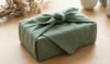 Die Furoshiki-Methode als Zero Waste Geschenkverpackung, um Geschenke nachhaltig mit Stofftüchern zu verpacken.