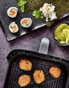 Ob gekauft oder selbstgerollt: Wer Sushi in Tempurateig taucht und im Airfryer ausgebacken lässt, hat im Handumdrehen leckere Knusper-Häppchen.