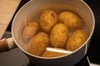 Schritt 2: Kartoffeln wie gewohnt in Salzwasser kochen.