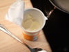 Joghurt oder Schmand verschließen: Klappt der Pfannen-Trick?