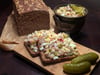 Fein gewürfelt landet das Häckerle mit salzigem Matjes, süßem Apfel, gekochtem Ei und knackigen Gurken auf dem Brot.