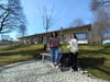 Hell und freundlich: Das im September 2022 eröffnete Alb-Hospiz in Münsingen hat sich fest etabliert. Leiterin Sabine Schelkle (links), Pflegekraft Gabi Stange und Lea Geiselhart (rechts), zuständig für den Sozialdienst, kümmern sich rührig um die Gäste.